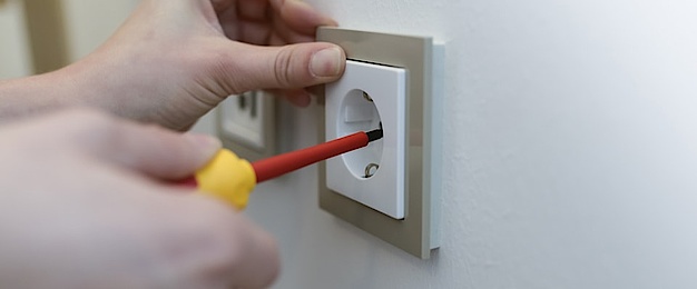 Elektro­installation bei Schneider Elektrotechnik GmbH in Neuenmarkt