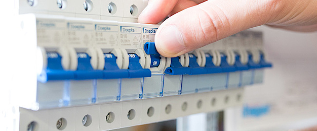 Schalt­schrank­bau bei Schneider Elektrotechnik GmbH in Neuenmarkt